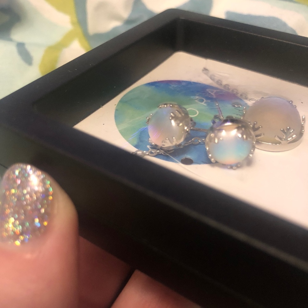 Aurora necklace and earrings set